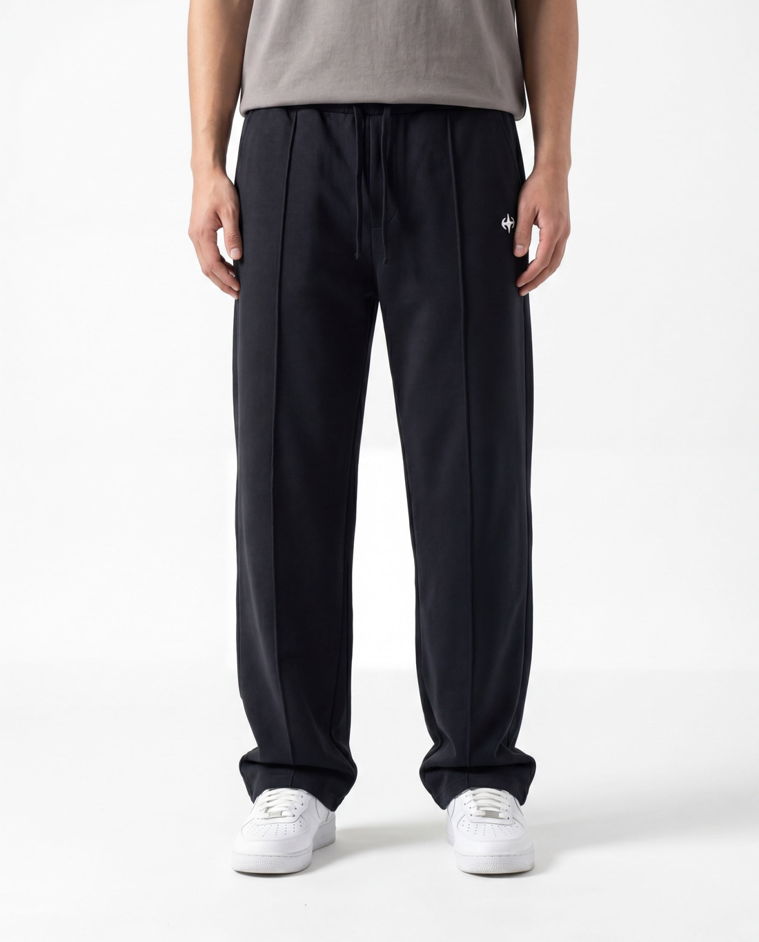 Baggy trouser in dark charcoal black by Elzari