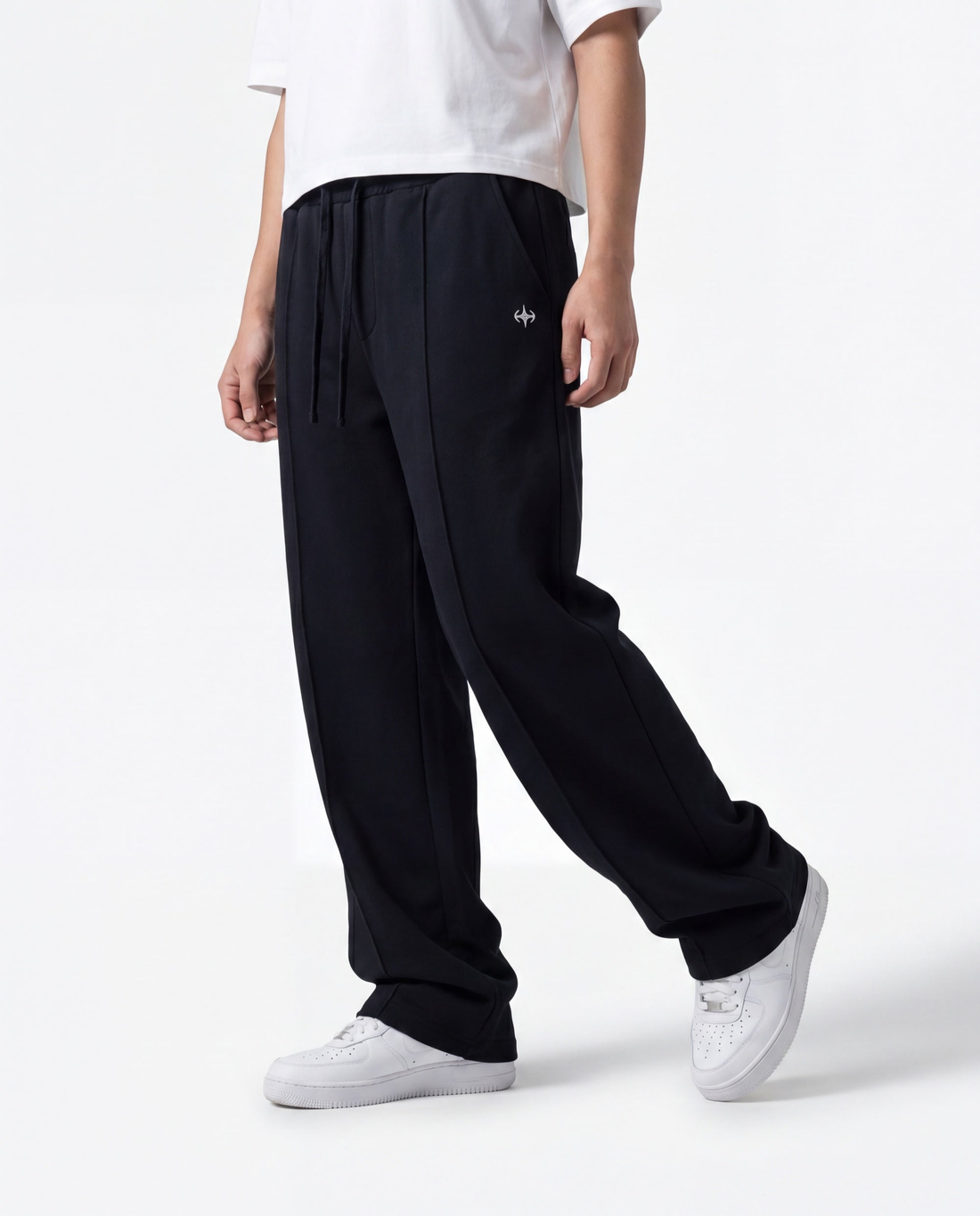 Baggy trouser in dark charcoal black by Elzari