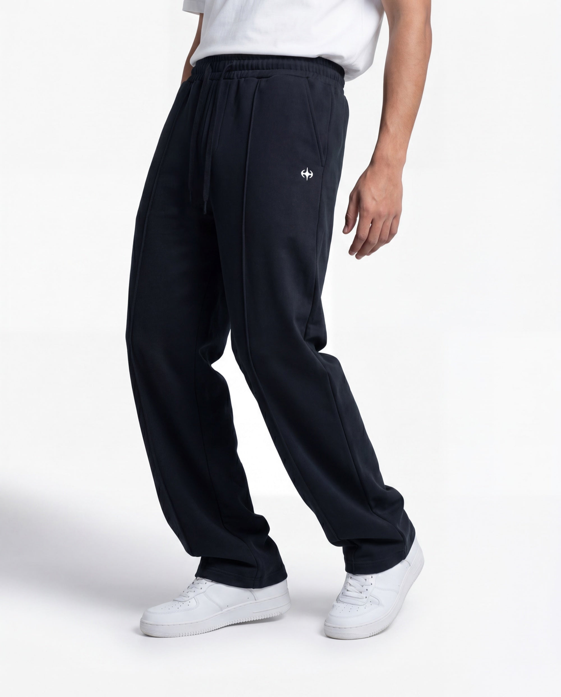 Baggy trouser in dark charcoal black by Elzari